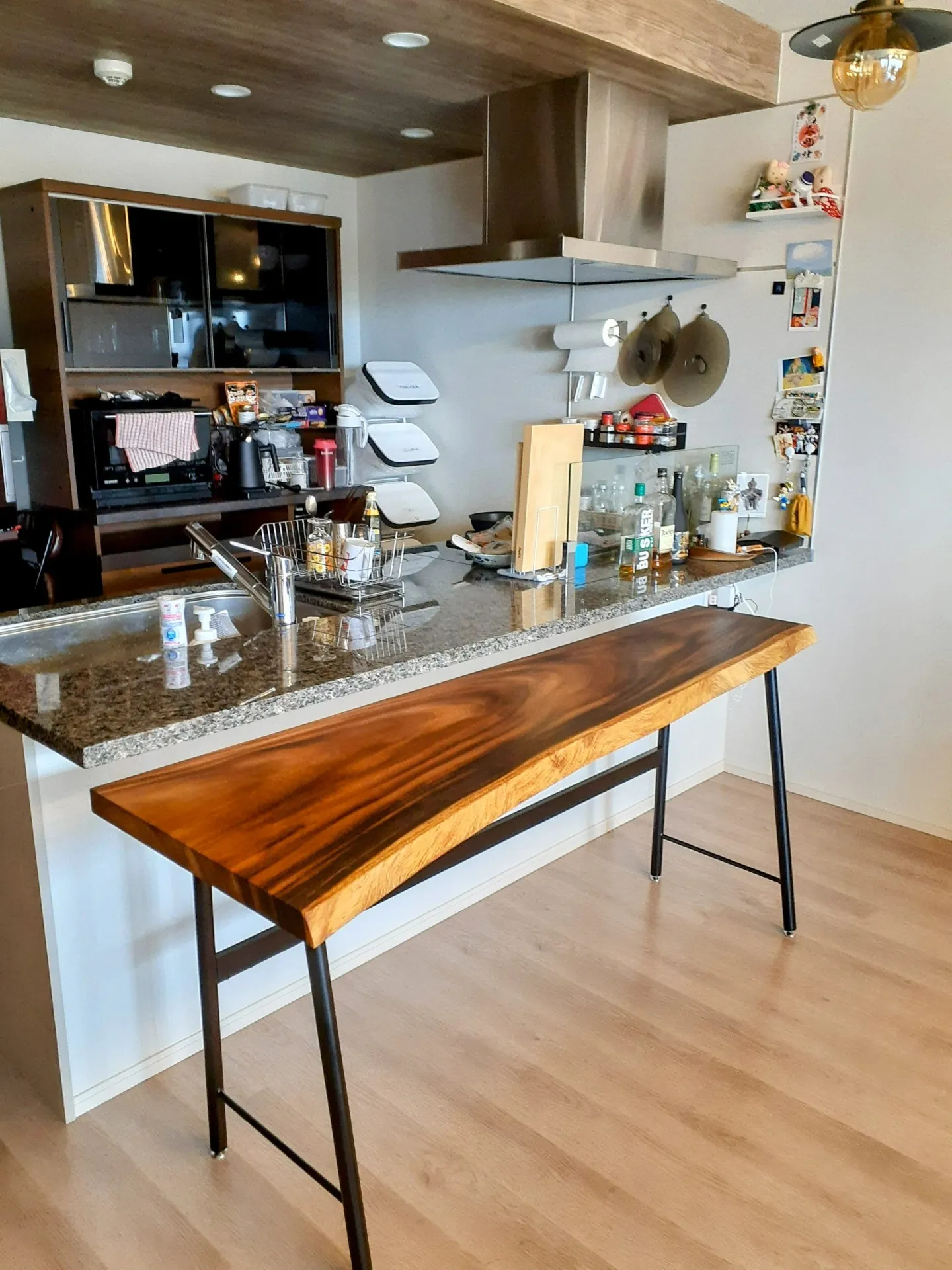 モンキーポッド一枚板カウンター